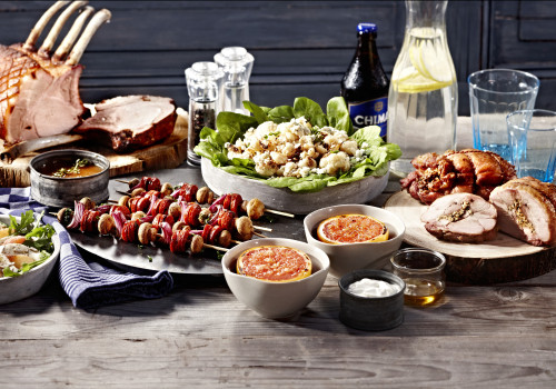 Sfeertafel-barbecue-met-varkensrack-kalkoenrollade-salades
