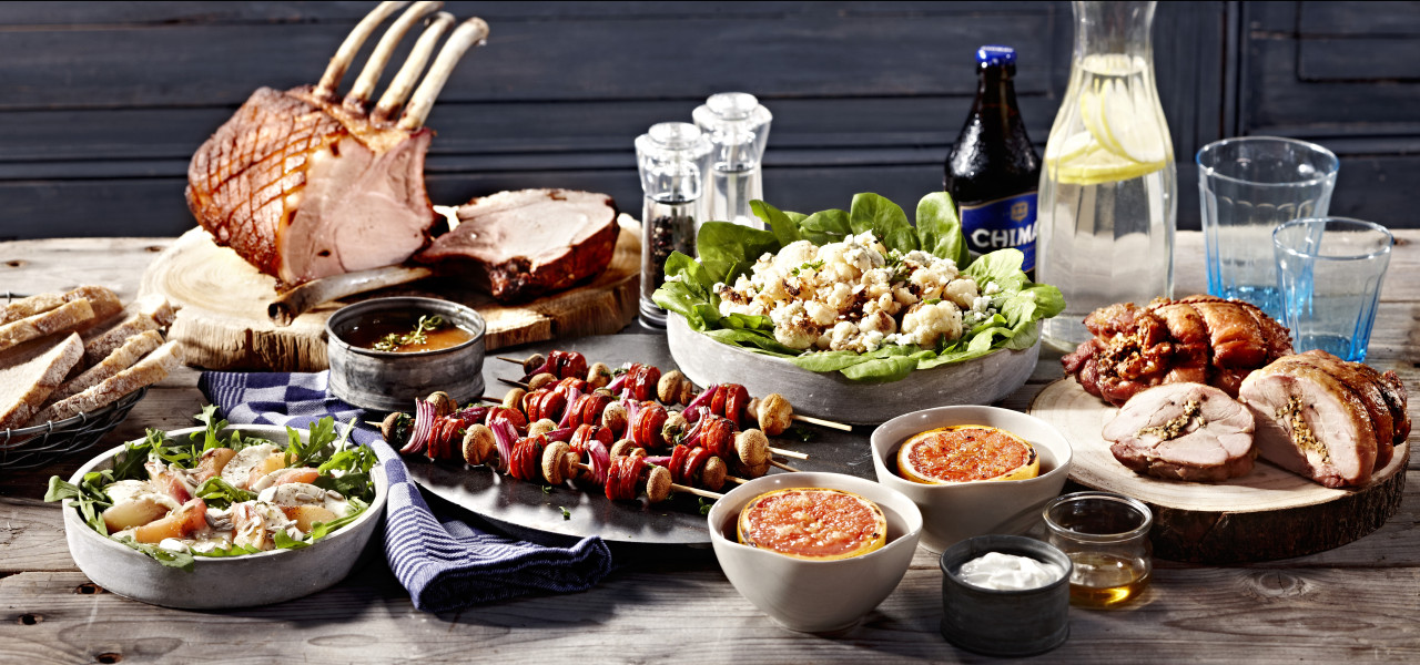 Sfeertafel-barbecue-met-varkensrack-kalkoenrollade-salades